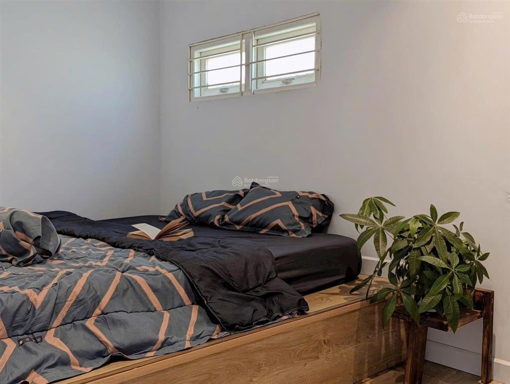 Thuê căn hộ 2pn ban công, máy giặt riêng, dọn phòng gần sân bay, tại đường bạch đằng, giáp q3, q10