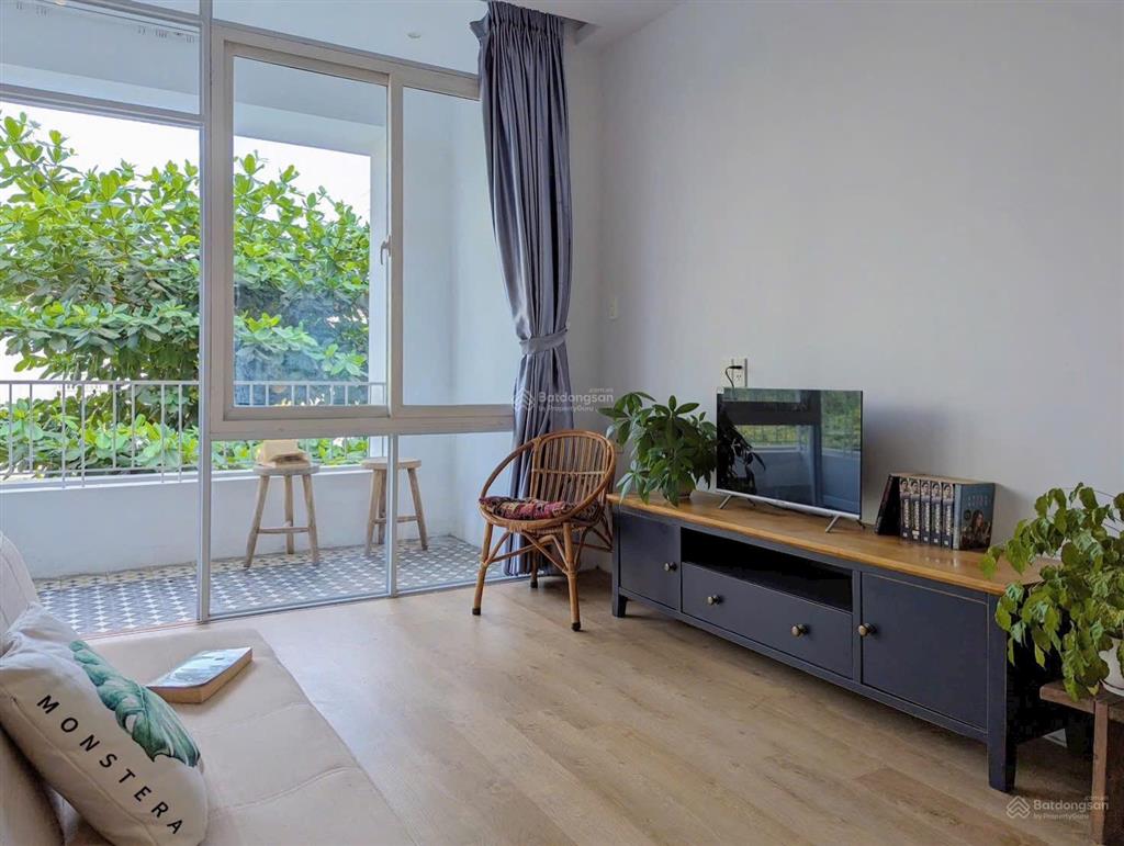 Thuê căn hộ 2pn ban công, máy giặt riêng, dọn phòng gần sân bay, tại đường bạch đằng, giáp q3, q10