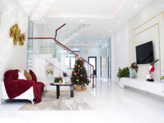 Nhà mặt tiền 12m. sổ hồng lâu dài, thổ cư 100%. nhà hoàn thiện bên ngoài và trong. giá 2,6 tỷ