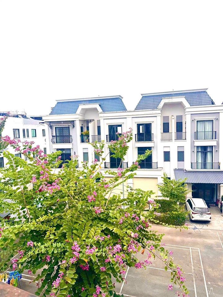 Bán nhà 1 trệt 2 lầu giá ngộp 2ty450 khu sola city bến lức long an