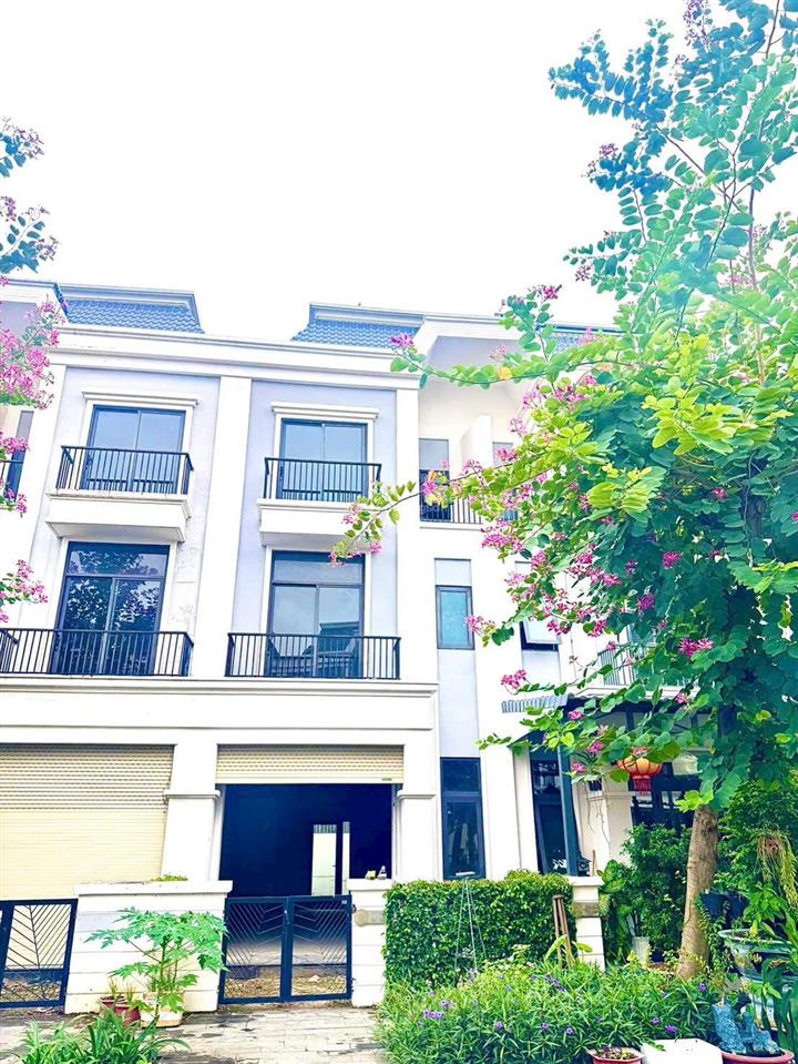 Bán nhà 1 trệt 2 lầu giá ngộp 2ty450 khu sola city bến lức long an