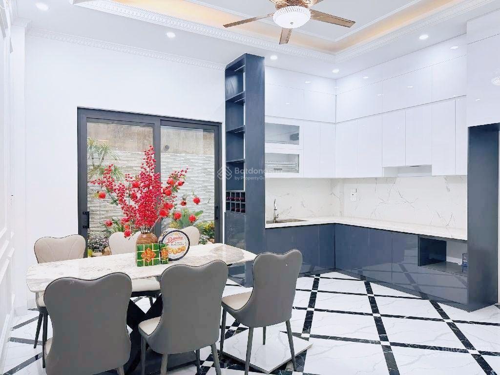 Nhà đẹp gần đường trần phú, hà đông, 5t thoáng sáng, dt 99m2, ô tô đỗ cửa, chỉ 15 tỷ