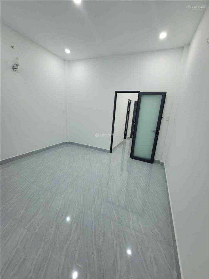 Bán nhà 2 tấm phạm văn bạch, kế bên sân bay, sát chợ tân trụ, 5p ra trường chinh, cộng hoà tân bình