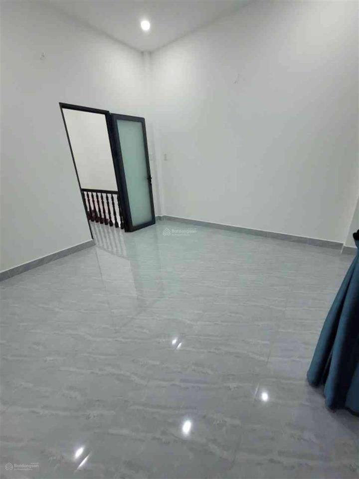 Bán nhà 2 tấm phạm văn bạch, kế bên sân bay, sát chợ tân trụ, 5p ra trường chinh, cộng hoà tân bình