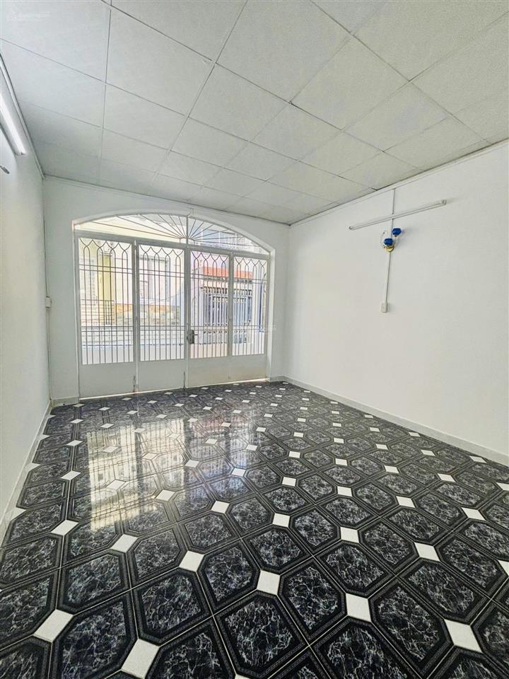 Quận 6, bán nhà hậu giang, 2 tầng, hẻm thông sạch sẽ, nhà mới vào nội thất ở được liền