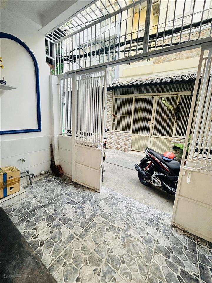 Quận 6, bán nhà hậu giang, 2 tầng, hẻm thông sạch sẽ, nhà mới vào nội thất ở được liền