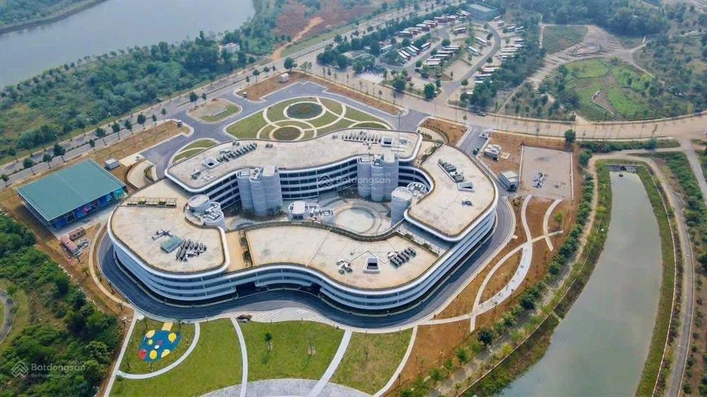 Bán gấp đất tại vai réo, phú cát hn.giá 4 tỷ, 105m2, mt 6m,ô tô đỗ cửa đường vào rộng 12m