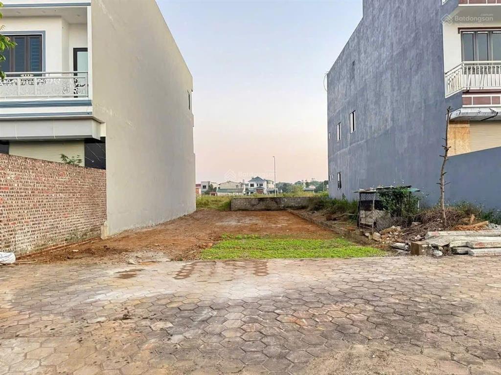 Bán gấp đất tại vai réo, phú cát hn.giá 4 tỷ, 105m2, mt 6m,ô tô đỗ cửa đường vào rộng 12m