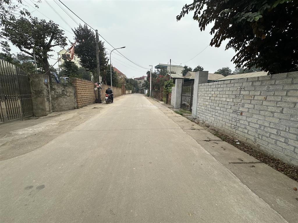 Bán gấp đất tại vai réo, phú cát hn.giá 4 tỷ, 105m2, mt 6m,ô tô đỗ cửa đường vào rộng 12m