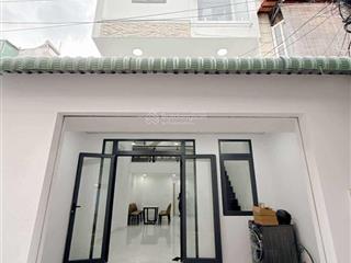 Cần bán căn nhà mới hoàn thiện vào ờ ngay giáp