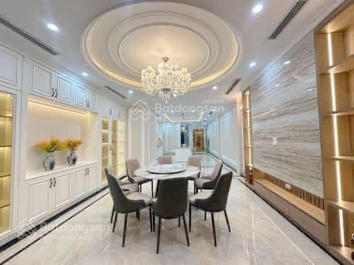 1 nhà ra mặt phố  nhà đẹp ở ngay dương quảng hàm.  phân lô  ô tô  thang máy  2 mặt ngõ  48m2