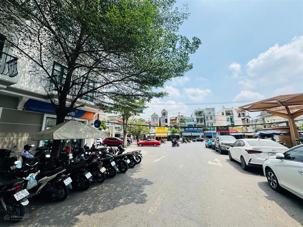 Cần tiền bán gấp shophouse vincom dĩ an  ngã tư 550