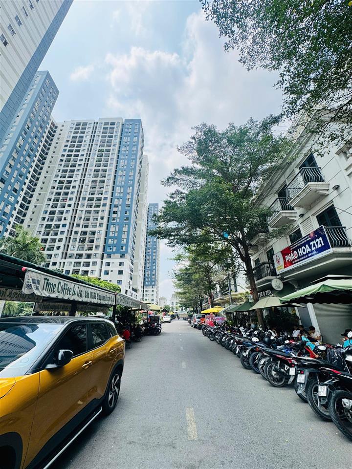 Cần tiền bán gấp shophouse vincom dĩ an  ngã tư 550