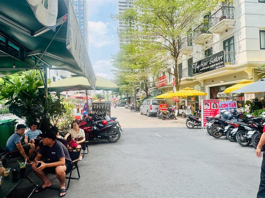 Cần tiền bán gấp shophouse vincom dĩ an  ngã tư 550