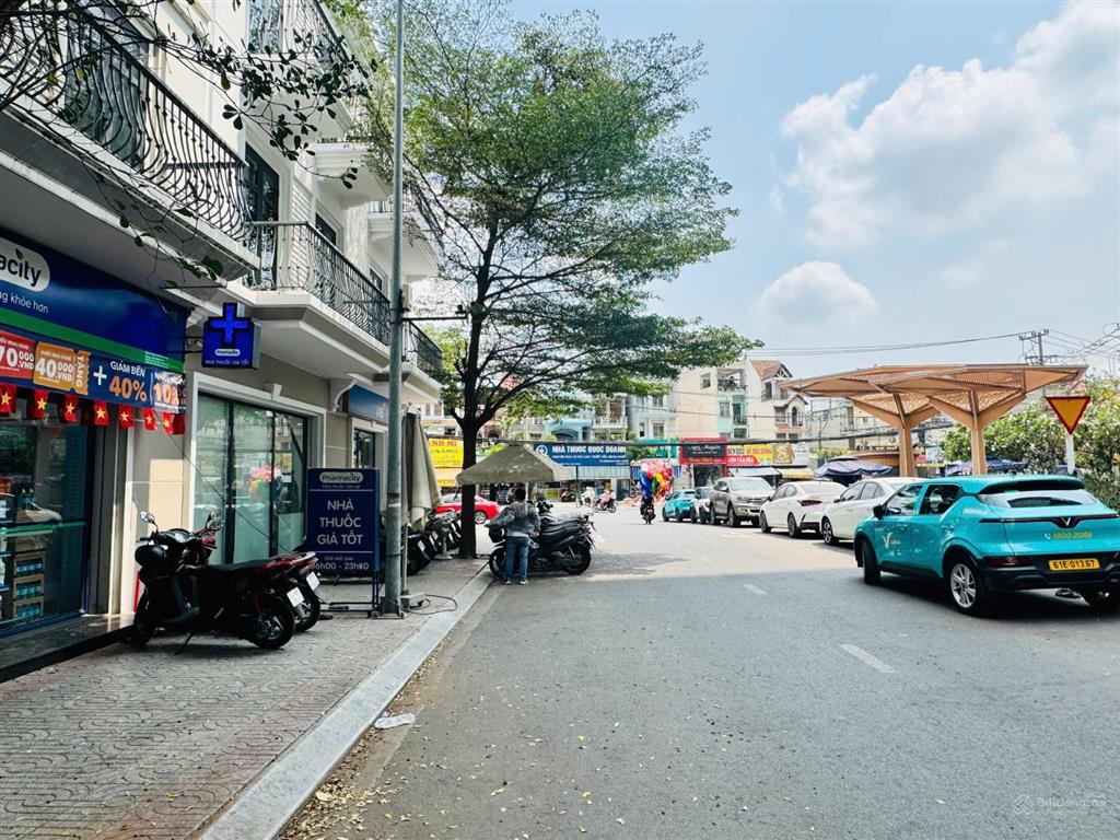 Cần tiền bán gấp shophouse vincom dĩ an  ngã tư 550