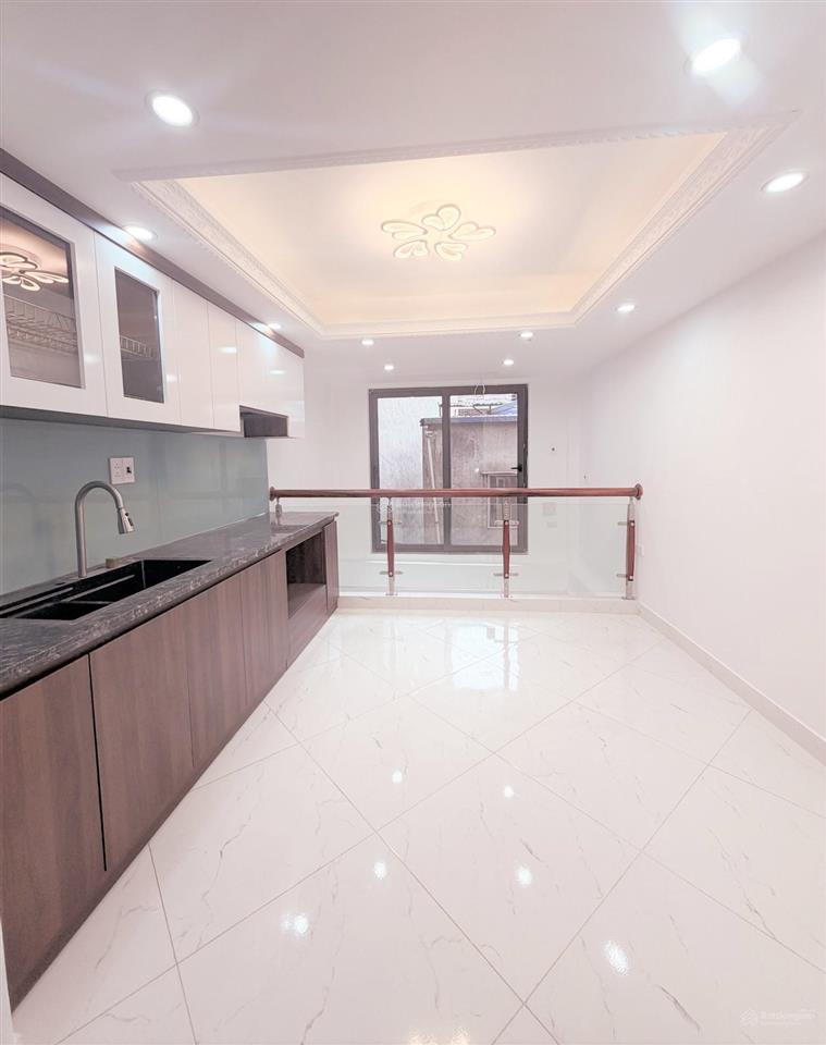 8.5 tỷ, sở hữu căn nhà 5 tầng, mới, đẹp, ở ngay phố thái thịnh, đống đa