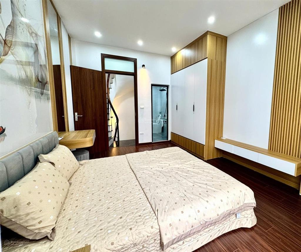 Nhà mới, đẹp, 6 tầng, ở ngay phố thái thịnh, cách ô tô tránh vài bước chân, giá 8,3 tỷ