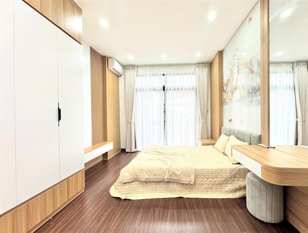Nhà mới, đẹp, 6 tầng, ở ngay phố thái thịnh, cách ô tô tránh vài bước chân, giá 8,3 tỷ