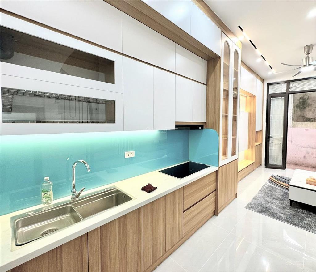 Nhà mới, đẹp, 6 tầng, ở ngay phố thái thịnh, cách ô tô tránh vài bước chân, giá 8,3 tỷ