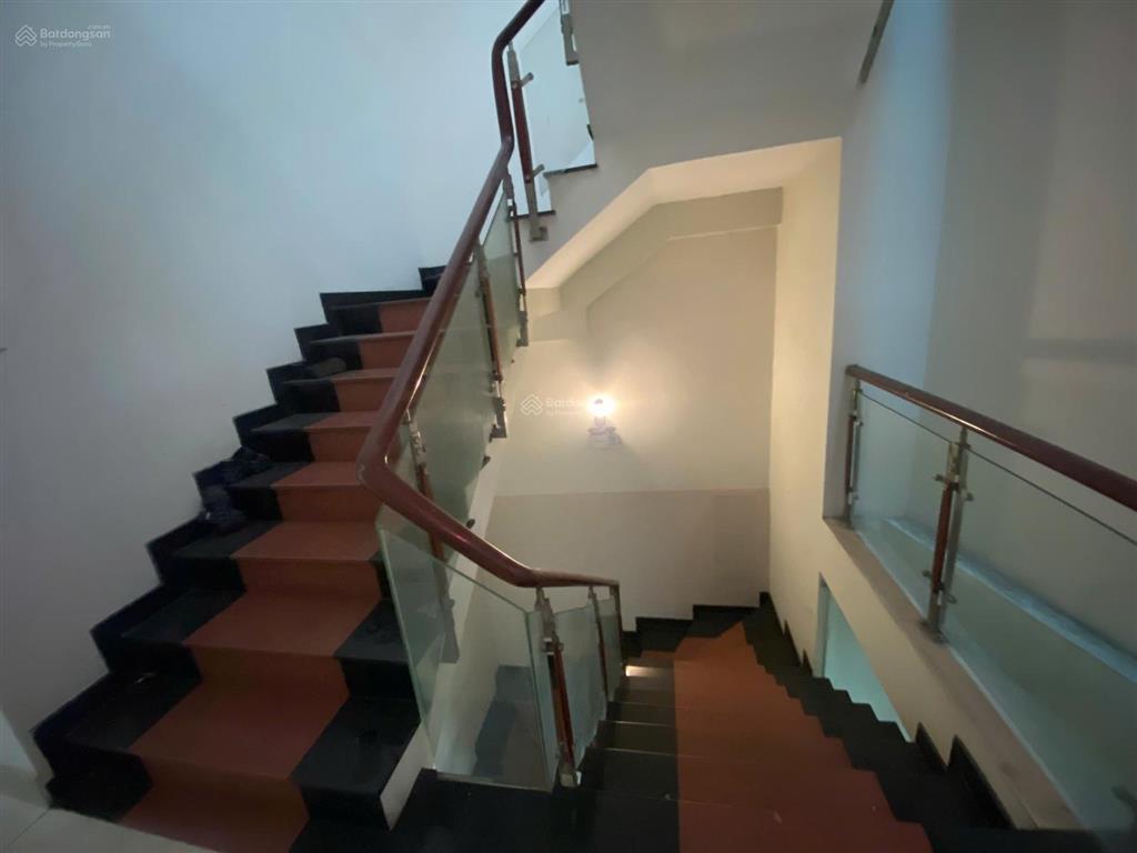 Cho thuê nhà phố 3 tầng, mặt tiền hà huy giáp, p. an phú đông.