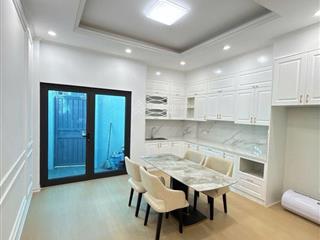 Thạch bàn ô tô thông 3 mặt thoáng nội thất hiện đại giá chỉ 9 tỷ