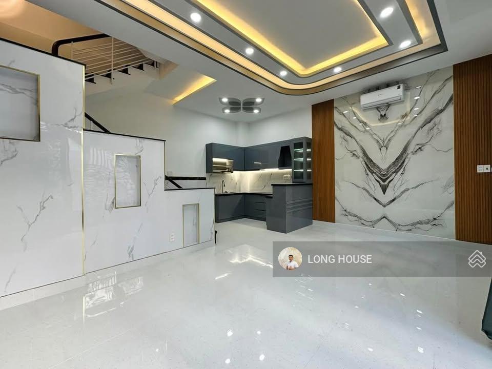 Nhà 4 tầng mới 37m2 với 4 phòng ngủ 30m ra mặt tiền hoa sứ  khu phan xích long.