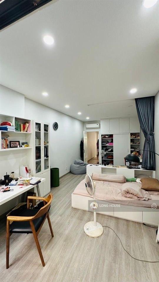 Nhà 3 tầng, 90m còn mới cứng, hẻm oto vào nhà ngay cộng hoà hoàng hoa thám