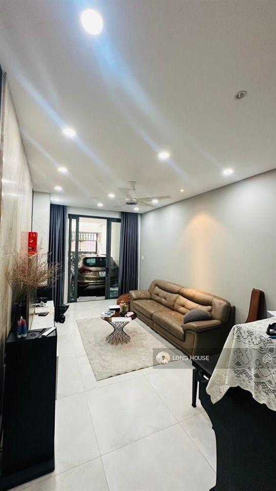 Nhà 3 tầng, 90m còn mới cứng, hẻm oto vào nhà ngay cộng hoà hoàng hoa thám