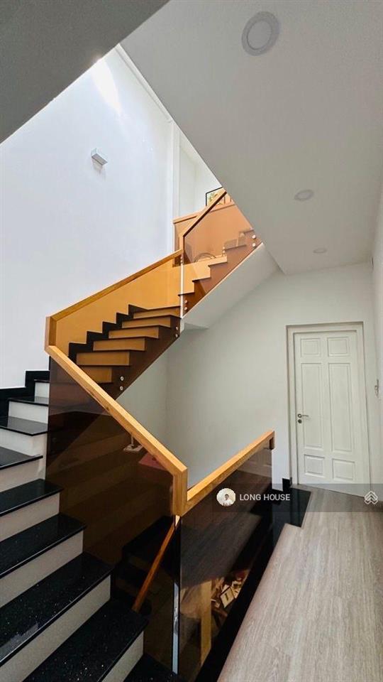 Nhà 3 tầng, 90m còn mới cứng, hẻm oto vào nhà ngay cộng hoà hoàng hoa thám