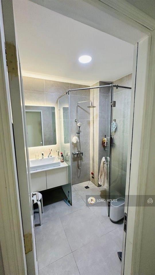 Nhà 3 tầng, 90m còn mới cứng, hẻm oto vào nhà ngay cộng hoà hoàng hoa thám