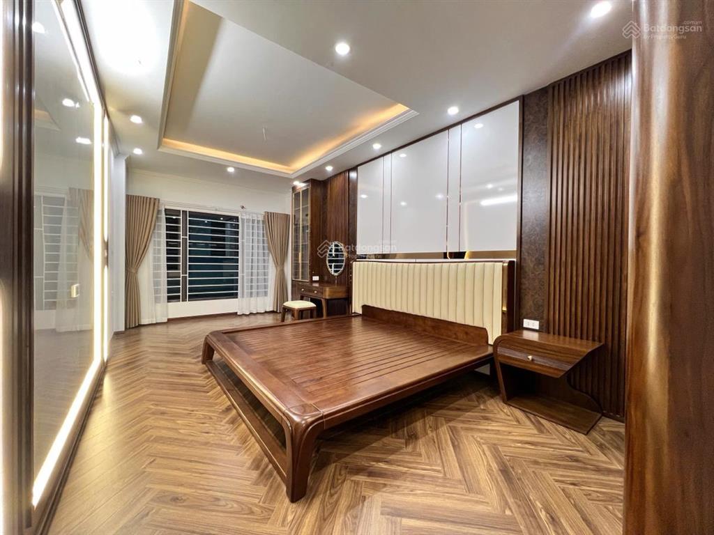 Nhà 3 mặt thoáng phố nguyễn chí thanh  oto tránh  thang máy  7 tầng