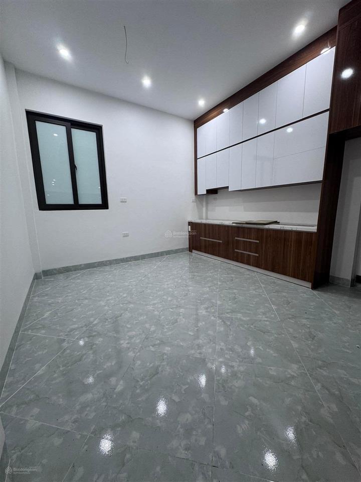 Nhà phố lê văn lương  oto 5m  gần hồ  ngõ nông  40m  5 tầng