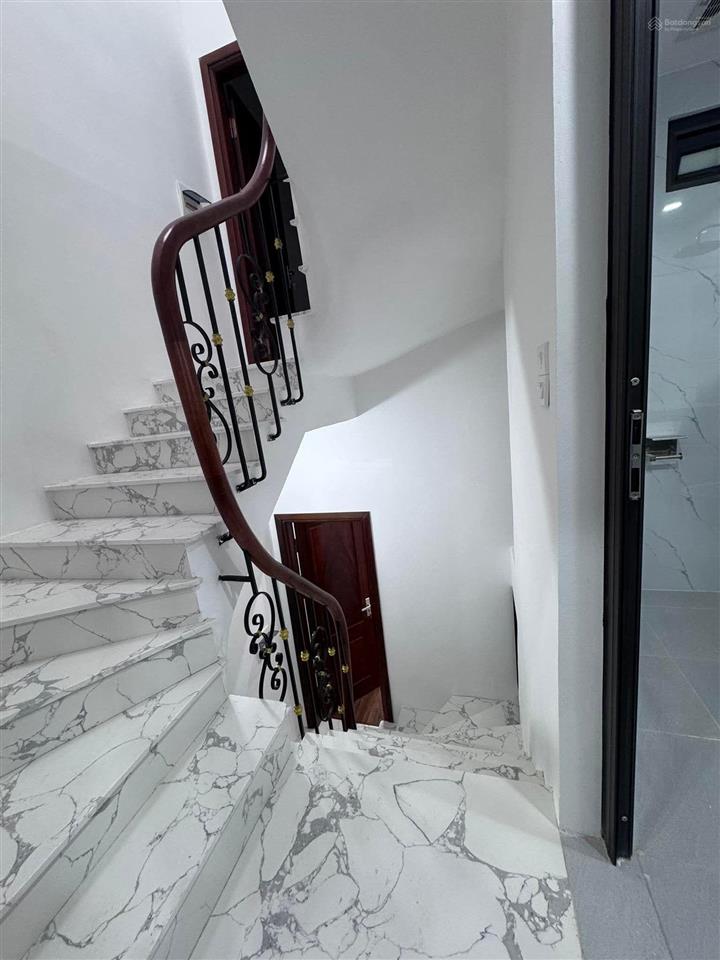 Nhà phố lê văn lương  oto 5m  gần hồ  ngõ nông  40m  5 tầng