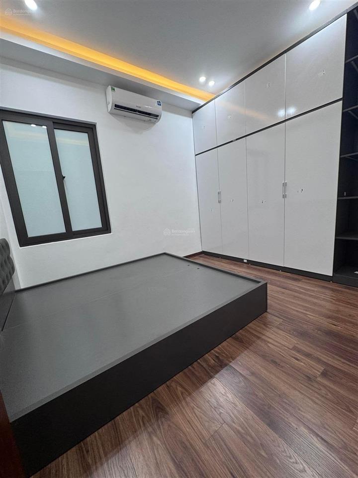 Nhà phố lê văn lương  oto 5m  gần hồ  ngõ nông  40m  5 tầng