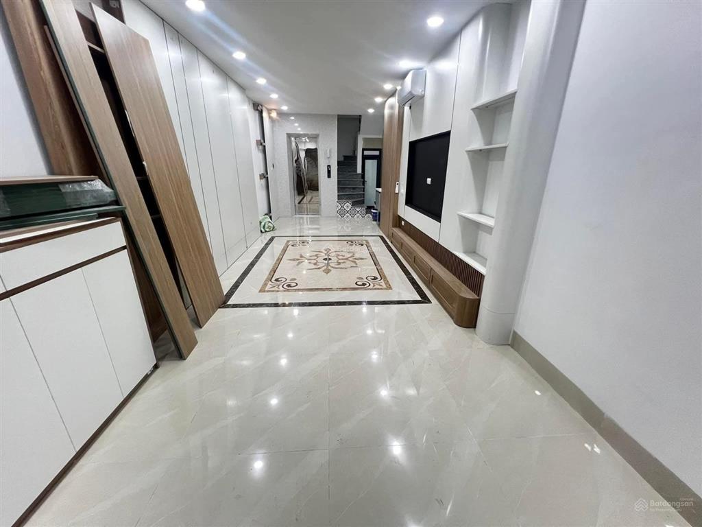 Nhà phố quan nhân  ô tô 30m  ngõ nông  thang máy  3 gác  6 tầng
