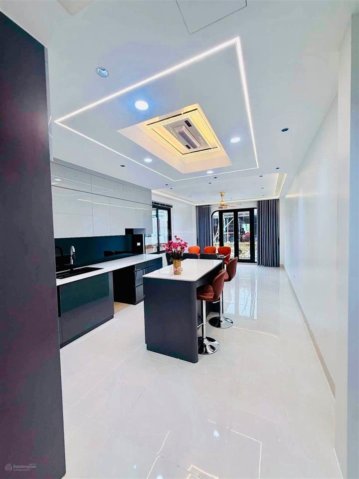 Bán nhà phố hoàng văn thái  2 oto tránh  8 tầng  thang máy