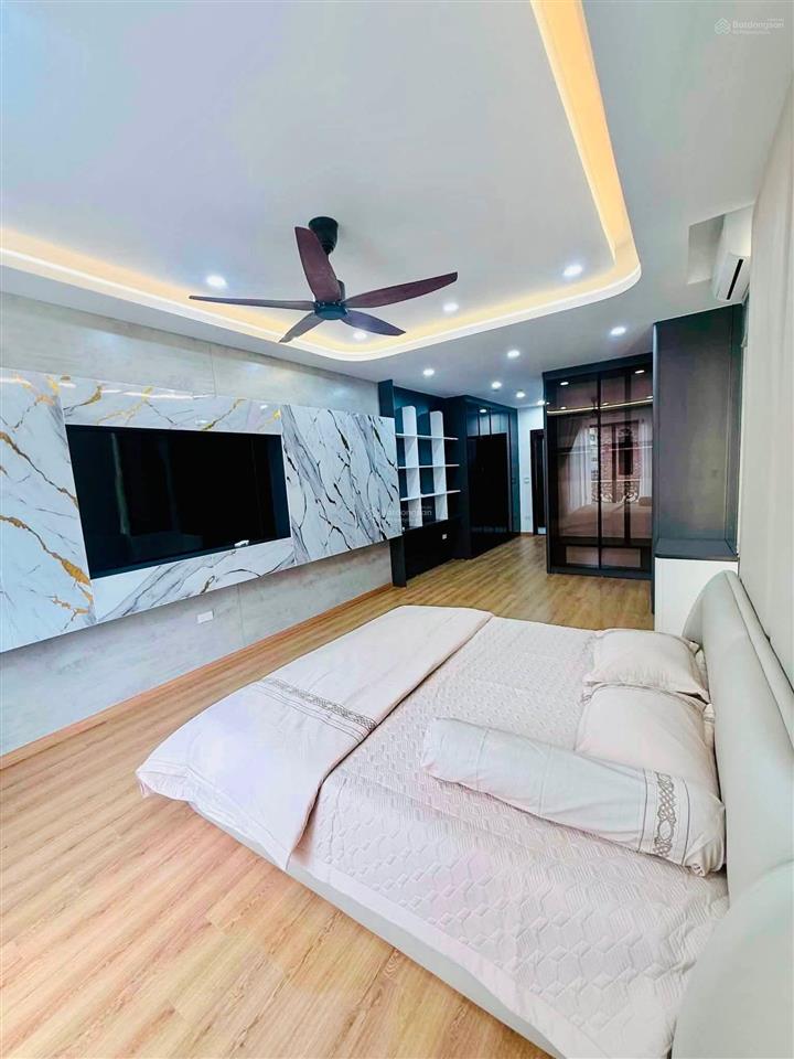 Bán nhà phố hoàng văn thái  2 oto tránh  8 tầng  thang máy