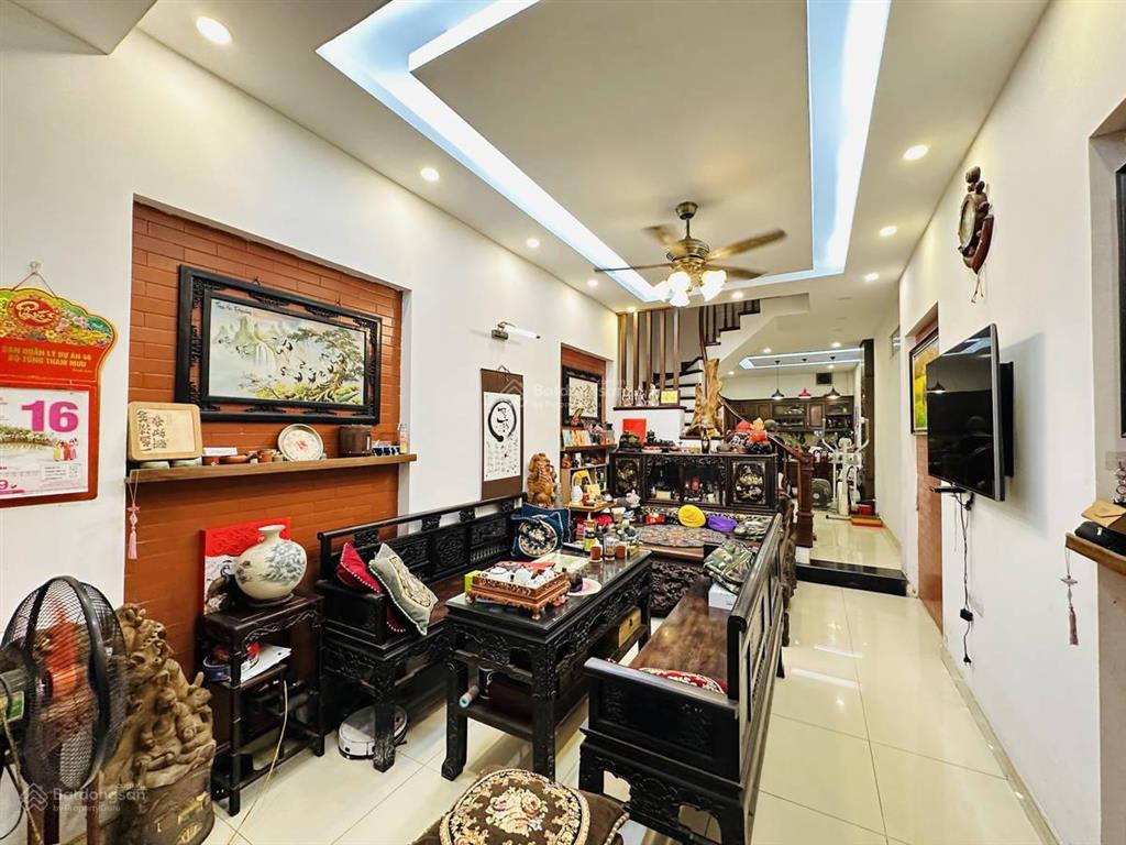 Gia đình tôi cần bán nhà ngõ 61 hoàng cầu, ngay sau quận ủy đống đa, ngõ rộng thoáng, 57m², 5 tầng