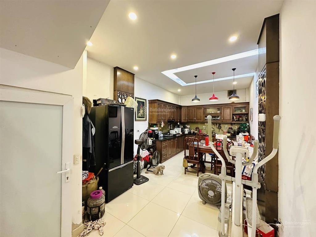 Gia đình tôi cần bán nhà ngõ 61 hoàng cầu, ngay sau quận ủy đống đa, ngõ rộng thoáng, 57m², 5 tầng