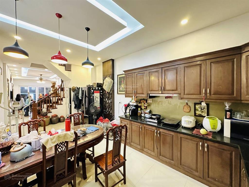Gia đình tôi cần bán nhà ngõ 61 hoàng cầu, ngay sau quận ủy đống đa, ngõ rộng thoáng, 57m², 5 tầng