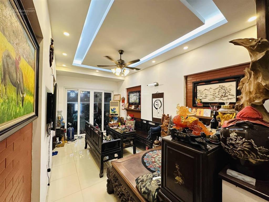 Gia đình tôi cần bán nhà ngõ 61 hoàng cầu, ngay sau quận ủy đống đa, ngõ rộng thoáng, 57m², 5 tầng