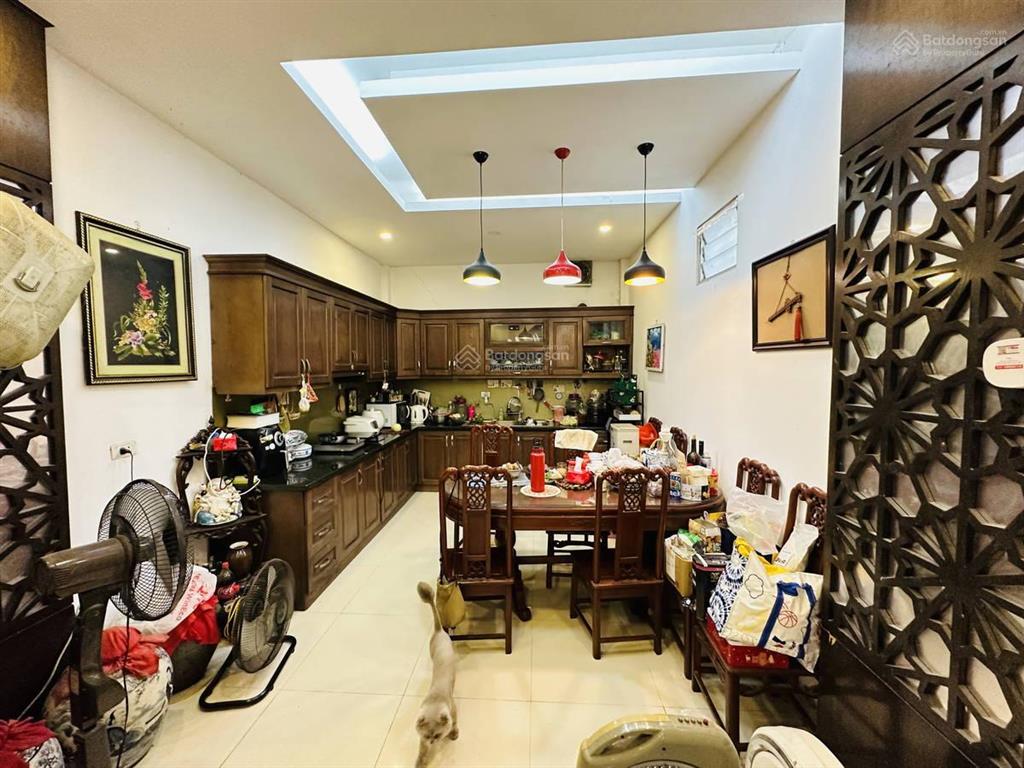 Gia đình tôi cần bán nhà ngõ 61 hoàng cầu, ngay sau quận ủy đống đa, ngõ rộng thoáng, 57m², 5 tầng