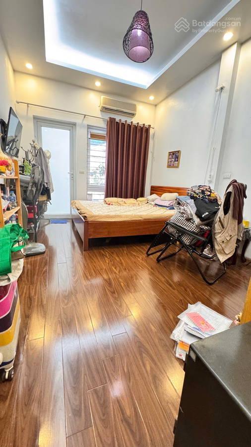 Gia đình tôi cần bán nhà ngõ 61 hoàng cầu, ngay sau quận ủy đống đa, ngõ rộng thoáng, 57m², 5 tầng