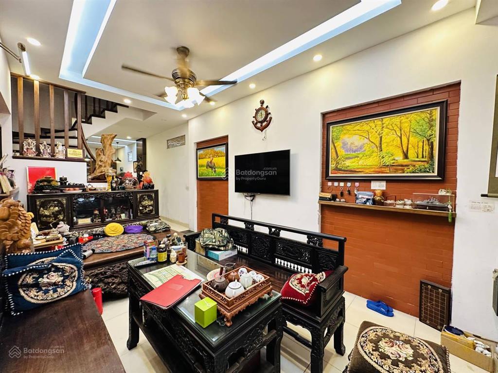 Gia đình tôi cần bán nhà ngõ 61 hoàng cầu, ngay sau quận ủy đống đa, ngõ rộng thoáng, 57m², 5 tầng