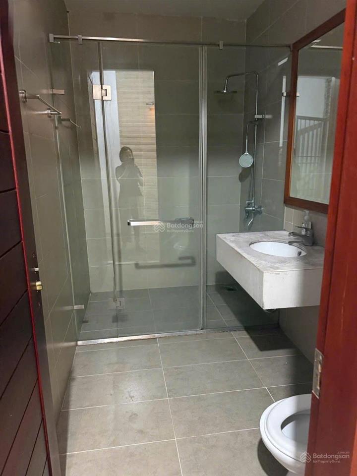 Cho thuê nhà hoàng cầu đống đa 50m2 5 tầng 8 phòng ô tô đỗ cửa 30 triệu/1 tháng