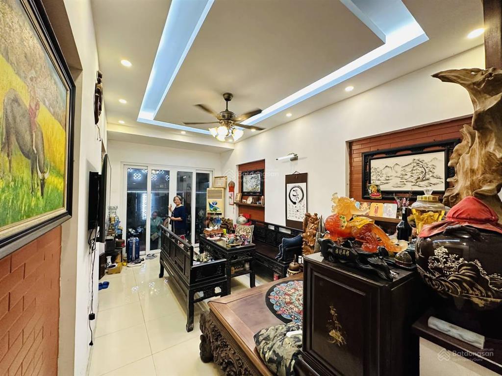 Tôi cần bán căn nhà ngõ 97 văn cao đẹp phố, dt 51m2, 5t kiên cố, sổ chính chủ, 2 thoáng, 18 tỷ