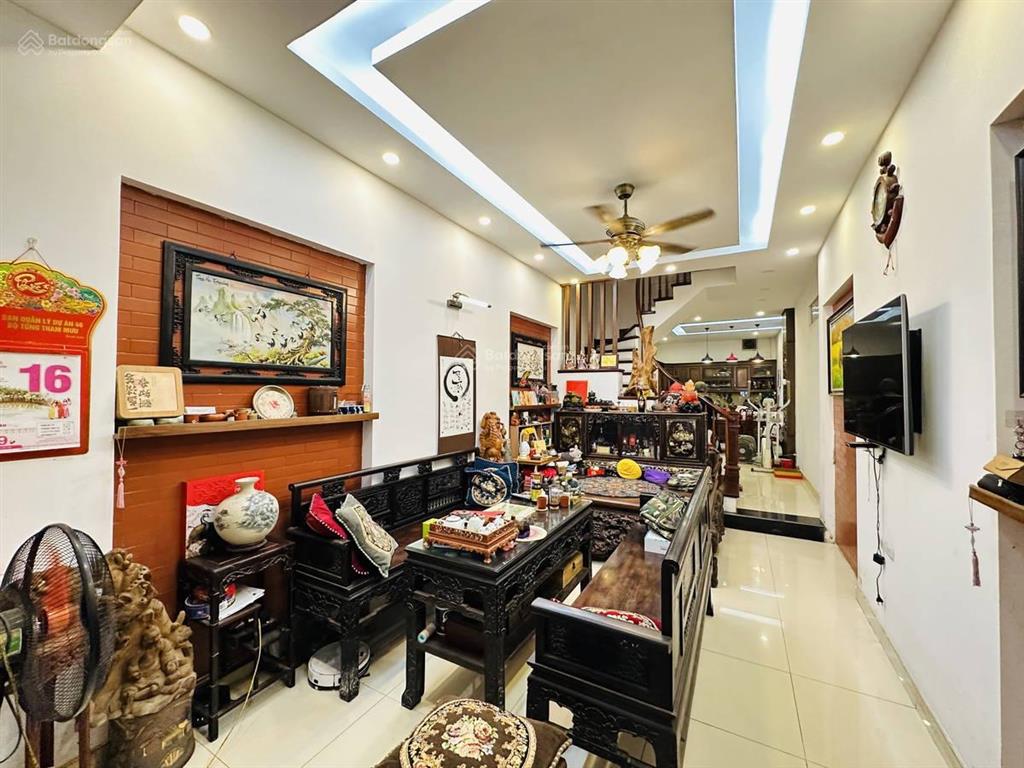 Tôi cần bán căn nhà ngõ 97 văn cao đẹp phố, dt 51m2, 5t kiên cố, sổ chính chủ, 2 thoáng, 18 tỷ