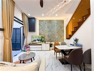 Nhà mới ở ngay  đối diện landmark 81  sát quận 1  2 tầng  27m2  full nội thất  chỉ 4.77 tỏi