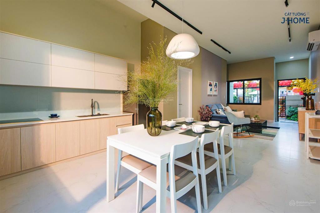 Bán gấp căn nhà 3 tầng, có nội thất, 176m² sử dụng, nhà hoàn thiện, có gara xe oto, sân thượng