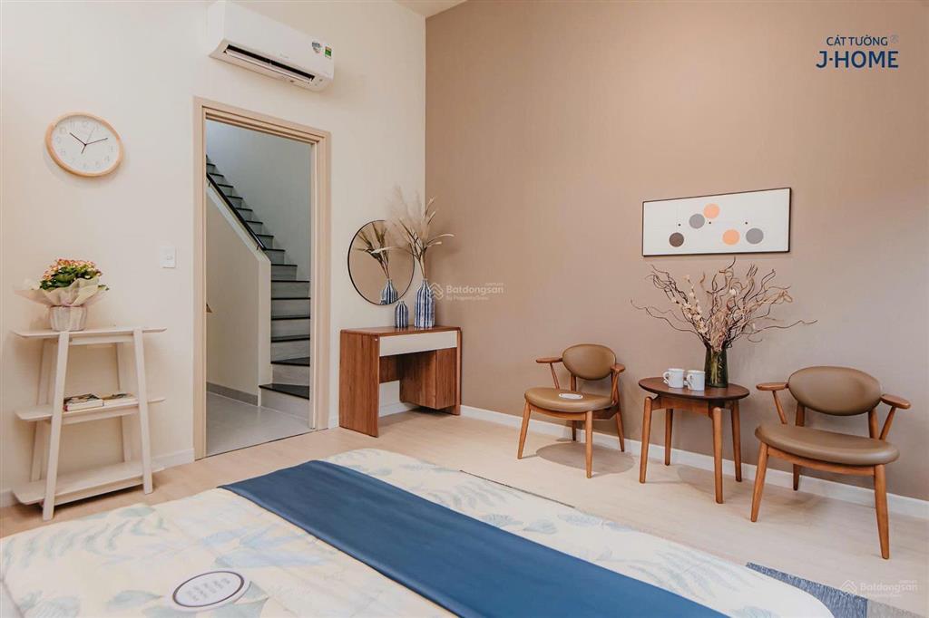 Bán gấp căn nhà 3 tầng, có nội thất, 176m² sử dụng, nhà hoàn thiện, có gara xe oto, sân thượng